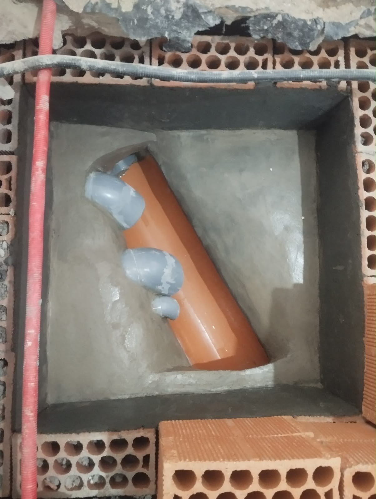 Instalación de bajante nuevo de PVC en comunidad de vecinos Madrid Sur