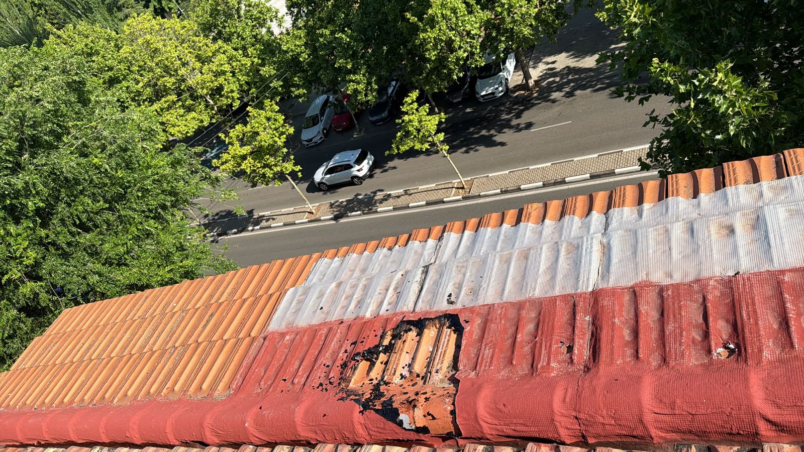 Cubierta de teja deteriorada con tejas rotas y levantadas - antes de la rehabilitación