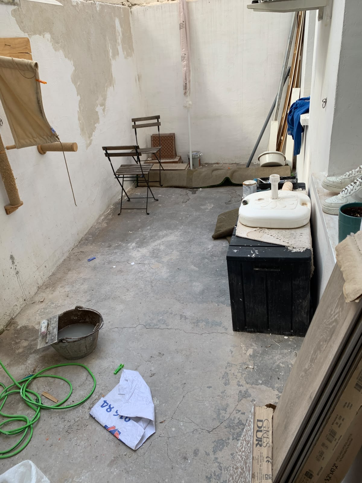 Terraza comunitaria antes de la impermeabilización - solera levantada